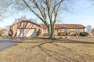 6892 W Brier Creek Dr, New Palestine, IN 46163