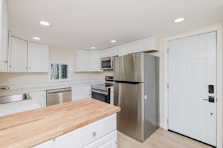 1 Lisa Dr, Taunton, MA 02780