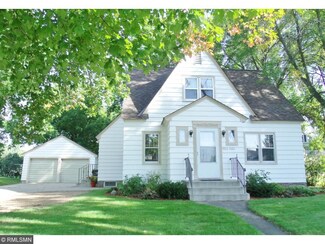 1015 10th St E, Glencoe, MN 55336