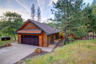 5979 Old Ferry Rd, Shady Cove, OR 97539