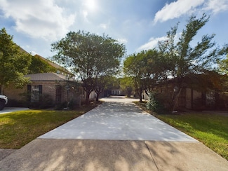 5631 Winsome Ln, Houston, TX 77057