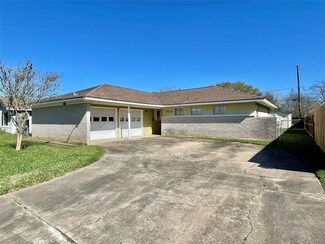 1510 W 11th St, Freeport, TX 77541