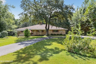 2325 N Country Club Ln, Biloxi, MS 39532