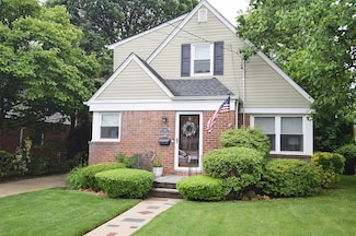 145 Gerard Ave, New Hyde Park, NY 11040
