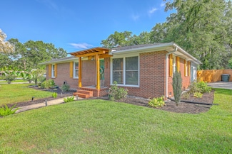 1105 Woodside Dr, Hanahan, SC 29410