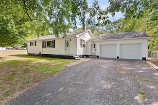 41 Bailey Dr, Adrian, MI 49221