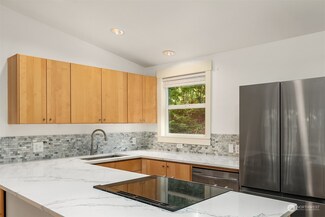 1574 Park View Dr NE Unit 6, Bainbridge Island, WA 98110