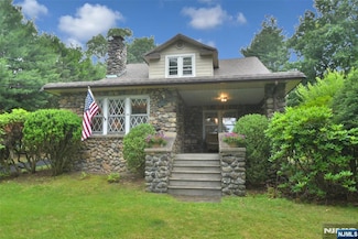 26 Monroe St, Waldwick, NJ 07463