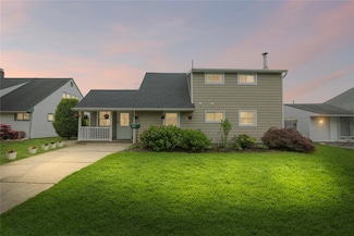 38 Pewter Ln, Hicksville, NY 11801