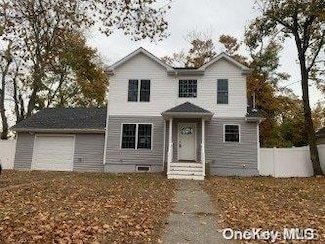 16 E Beech St, Central Islip, NY 11722
