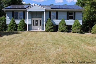 11 Felicello Dr, Marlboro, NY 12542