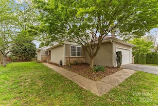 95 Wildwood Forest Ln, Mills River, NC 28759