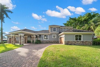 8726 Sunlit Cove Dr NE, Saint Petersburg, FL 33702