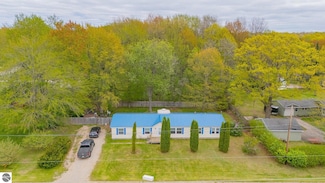299 Cloverleaf Ln, Houghton Lake, MI 48629