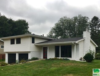1132 Valley View Dr, Vermillion, SD 57069