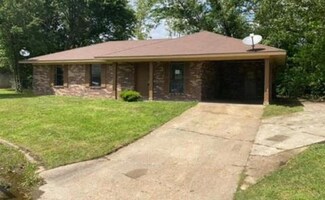 2504 W Clubview Cir, Yazoo City, MS 39194