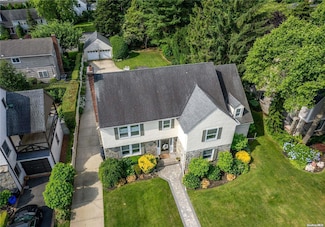 44 Vanderveer Ct, Rockville Centre, NY 11570