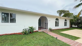 809 SW 10th St, Hallandale Beach, FL 33009