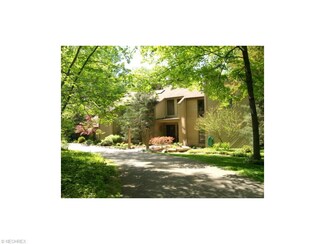 3 Whisperwood Ln, Chagrin Falls, OH 44022