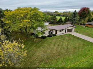 W4581 Buss Dr, Cecil, WI 54111