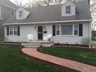 1323 N Eagle St, Naperville, IL 60563