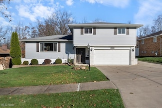 5200 Sandy Hook Dr, Cleveland, OH 44134
