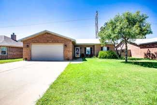 905 11th St, Wolfforth, TX 79382