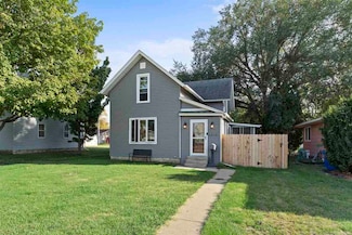 1015 E 2nd St, Washington, IA 52353