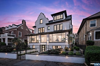 829 Boulevard E, Weehawken, NJ 07086