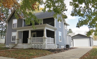 313 S 4th St, Maquoketa, IA 52060