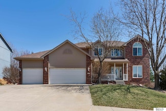905 Roland Dr, Papillion, NE 68046