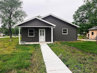 101 N Railroad St, Patoka, IL 62875
