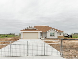 2519 County Road 5710, Devine, TX 78016