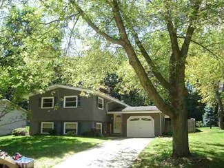 514 Walnut Ct, Le Claire, IA 52753
