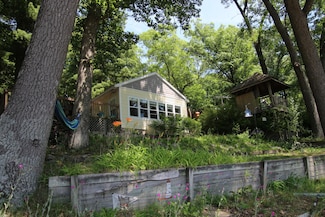 8905 E Acorn St, Holton, MI 49425