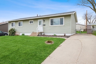 200 Alma Dr NW, Cedar Rapids, IA 52405