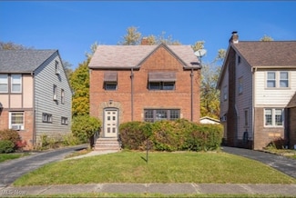 3575 Grosvenor Rd, Cleveland, OH 44118