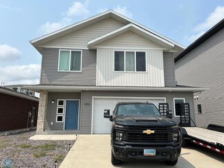 3252 10th St N, Fargo, ND 58102