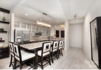 333 W Trade St Unit 1304, Charlotte, NC 28202