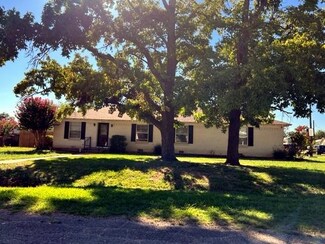 605 11th St, Honey Grove, TX 75446