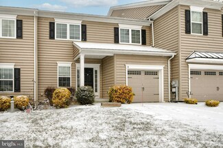8 New Village Greene Dr, Honey Brook, PA 19344