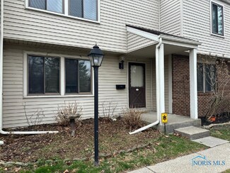 4 Meadowbrook Dr, Perrysburg, OH 43551