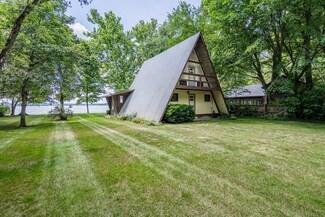 9025 E Waveland Cove Ln, Syracuse, IN 46567