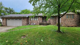 945 N Oakland Ave, Decatur, IL 62522