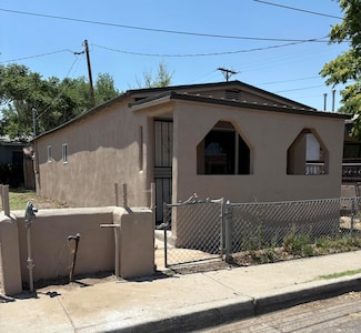822 Lewis Ave SW, Albuquerque, NM 87102