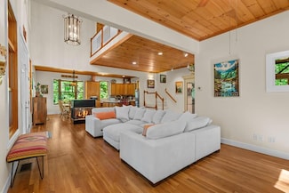 510 Wayah Woods Ln, Franklin, NC 28734