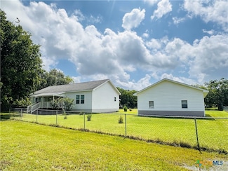 109 N Valley St, Cuero, TX 77954