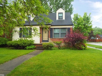 21102 Lancaster St, Harper Woods, MI 48225