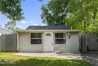 37 Central Ave, Waretown, NJ 08758