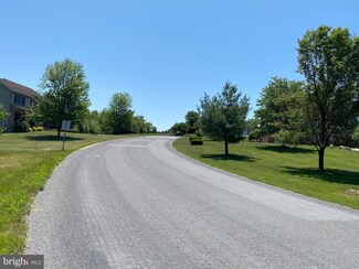 211 Sandoeshire Ln, Chambersburg, PA 17201